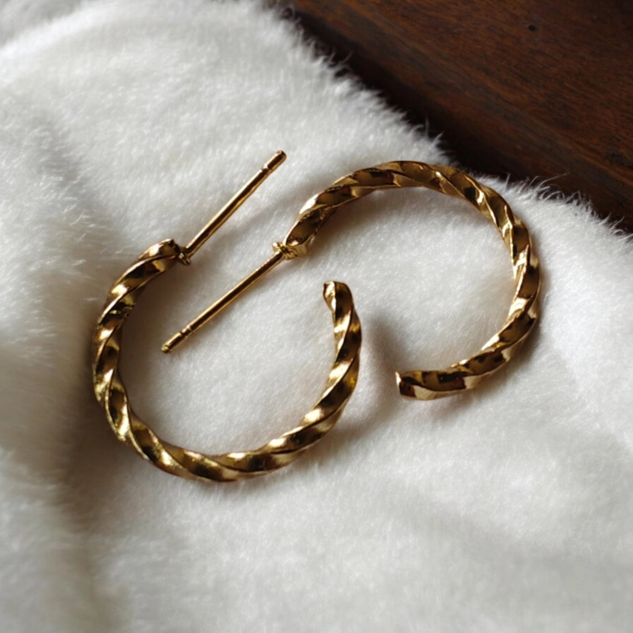 single spiral ring gold hoops earrings | small size